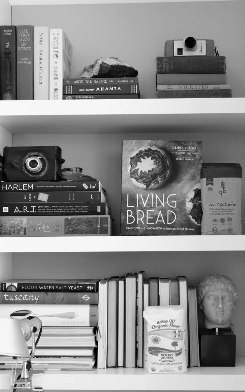 Libreria con libri di cucina e prodotti italiani