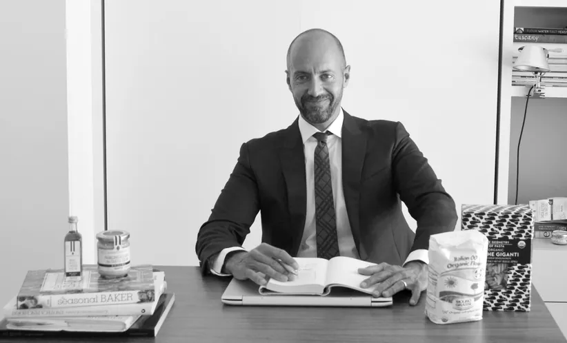 Giacomo Baldi en su escritorio